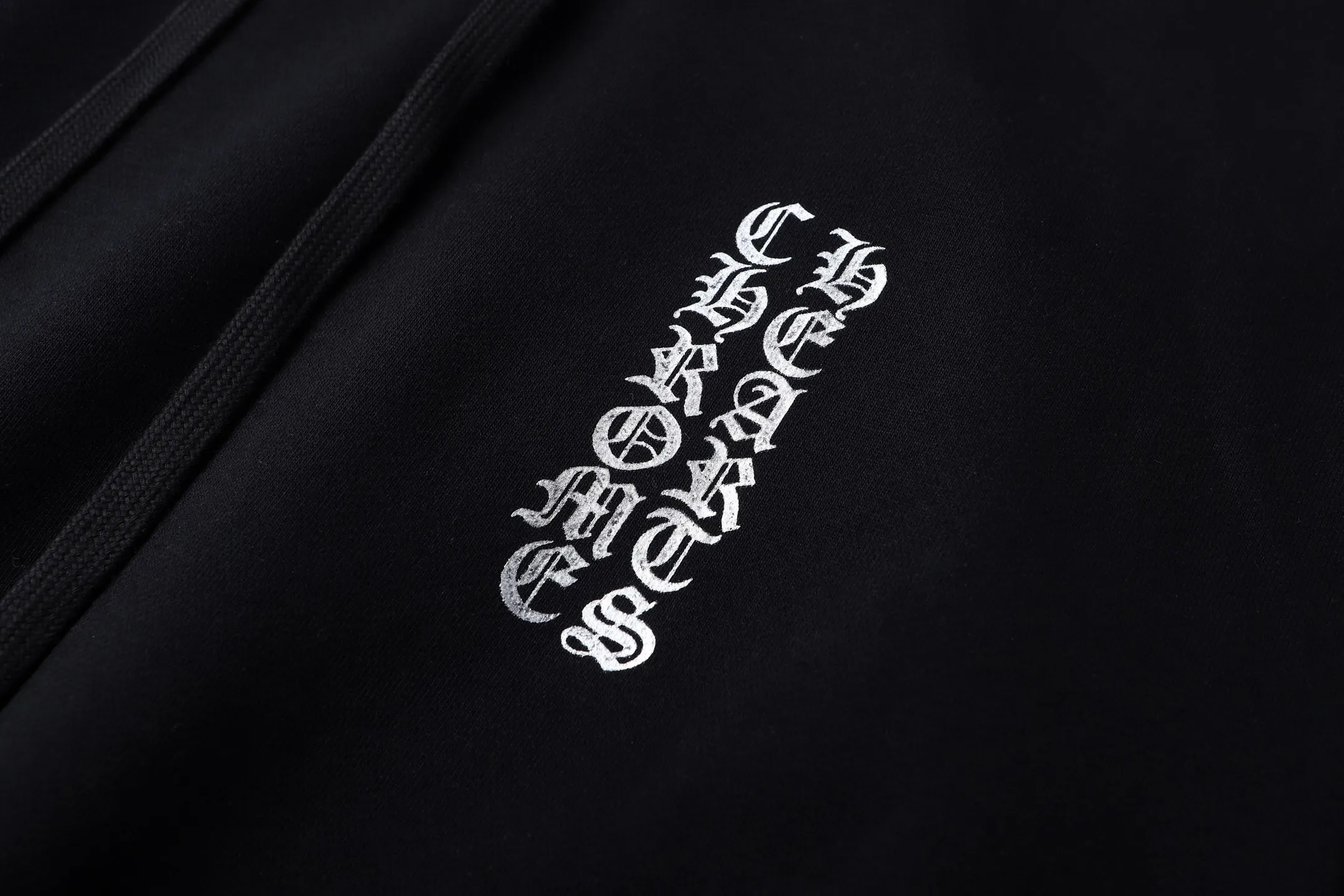 P390 Chrome Hearts25SS1988 limited foil color printed hooded sweatshirt ●400g Odell velvet sweatshirt material ●440g 1*1 matching high-end fashion brand rib ●Fabric fermentation ●Glue printing ●Customized 1:1 eyelet ●Customized 1:1 hat rope ●Customized 1:1 trademark ●Loose version ●Size: S M L ●Style number: 2006/3B#20